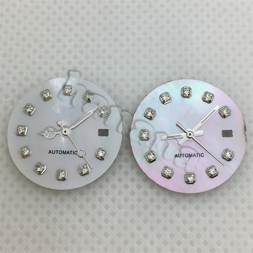 تتميز NH05 باللؤلؤ الأبيض الوردي للسيدات بمينا 20.5 ملم مع عقارب فضية وذهبية وردية ومؤشرات ماسية لحركة NH05A NH06