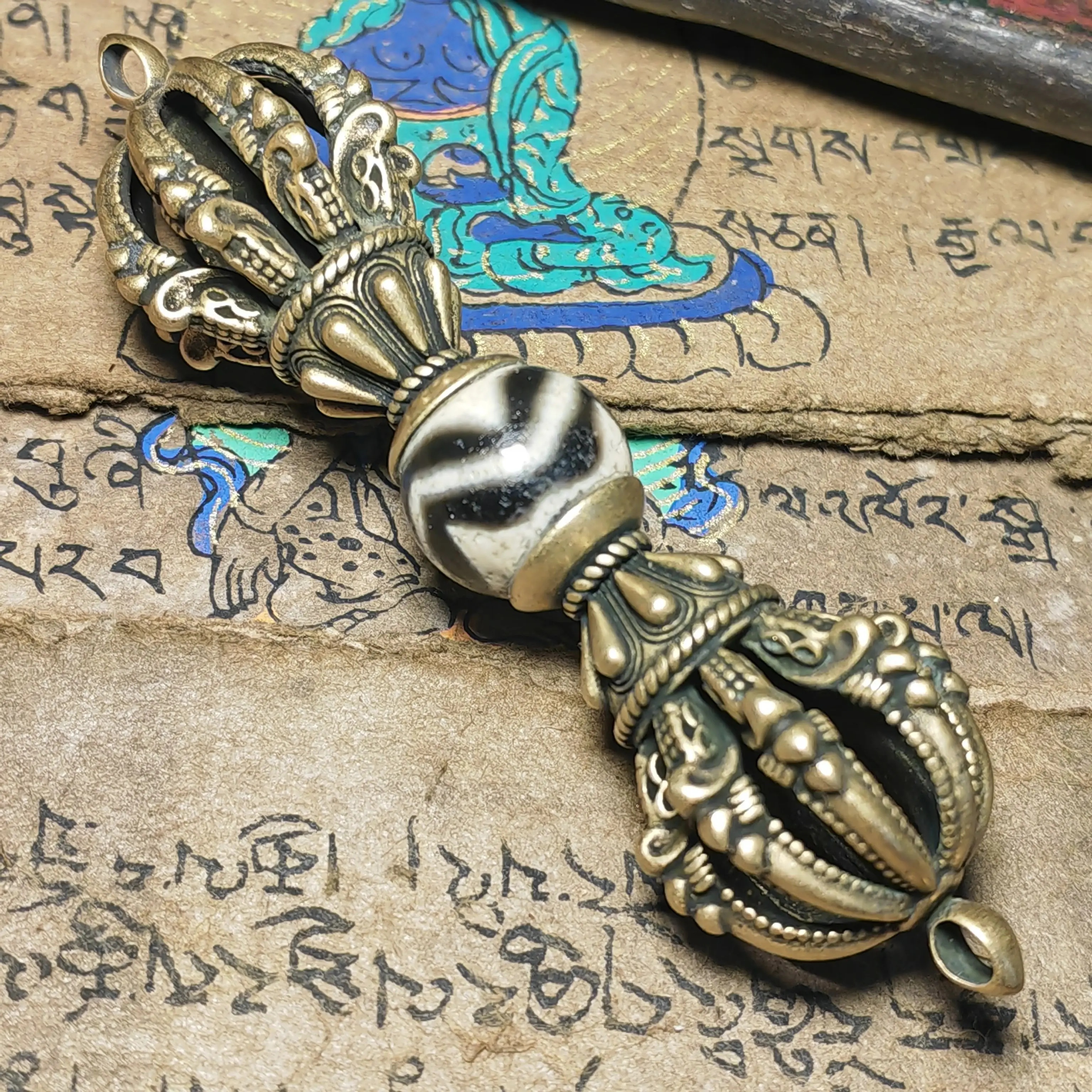 Tibetan old ritual inlay vajra three-eyed dzi nine-strand vajra Buddha hall supplies ornaments and miscellaneous collections