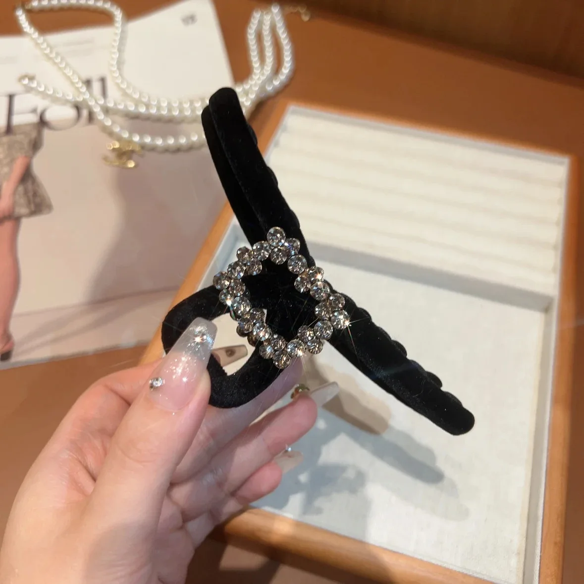 Black Flocking Rhinestone Hair Clip for Women Elegant High Ponytail Shark Clip Fashion Girls Hair Clamp view 4