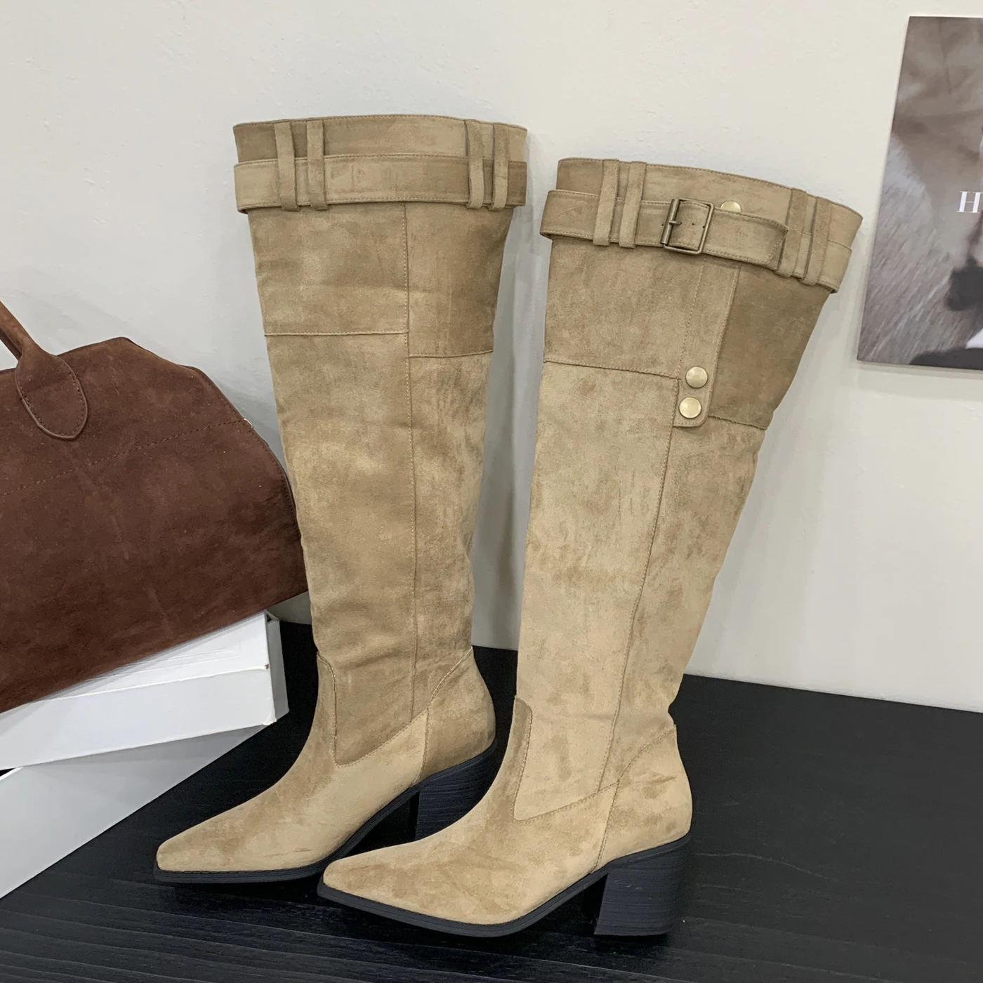 Aneikeh مثير أشار تو البني مطوي مصمم حزام مشبك النساء أحذية عالية في الركبة أحذية الخريف الشتاء كعب مربع الجوارب الطويلة