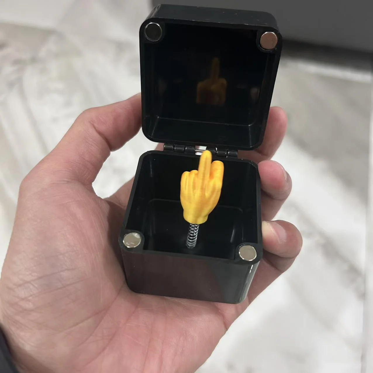 خدعة في صندوق هدايا الإصبع الوسطى، ألعاب محاكاة ساخرة، ألعاب تعزيز الصديق والصديقة، مفاجآت عيد الميلاد #3