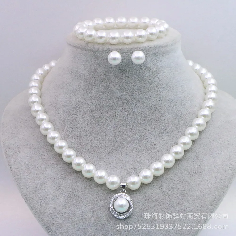 

Модный комплект украшений: жемчужное ожерелье, серьги, браслет — три предмета. Женские роскошные аксессуары для банкетов. Оптовая продажа ювелирных изделий.