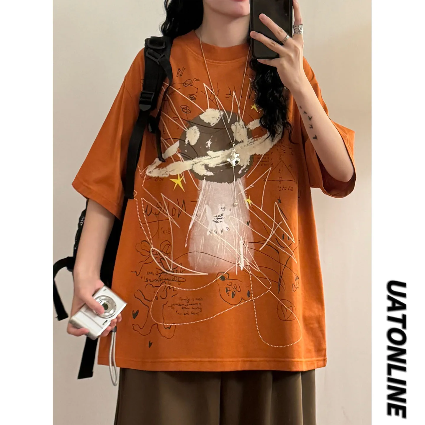 

Футболка унисекс с граффити-принтом в уличном стиле, свободного кроя, с коротким рукавом, с забавным дизайном «Планета», повседневная одежда для женщин от UATONLINE2026