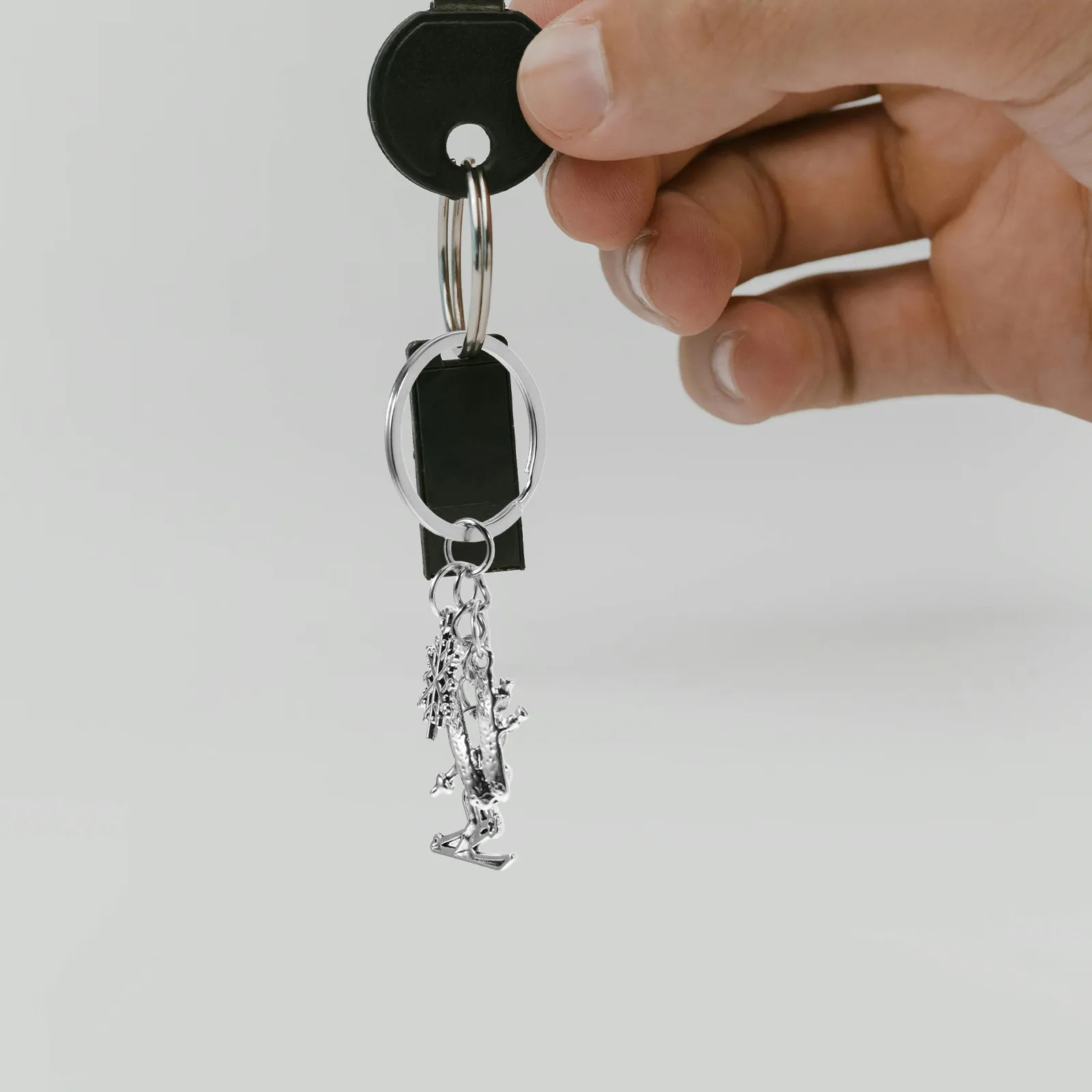 

Брелок-снежинка для лыжников, металлический кулон, сувенир из горнолыжного курорта, прочный аксессуар для активного отдыха, зимний аксессуар для мужчин и женщин