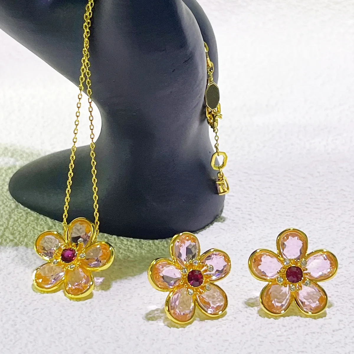 NONE Ohrringe 2025, neuer Verkaufstrend, hochwertiger Schmuck, Blume, modische Luxus-Charms, Edelstahl, rosa, gelb, Damenbekleidung 8