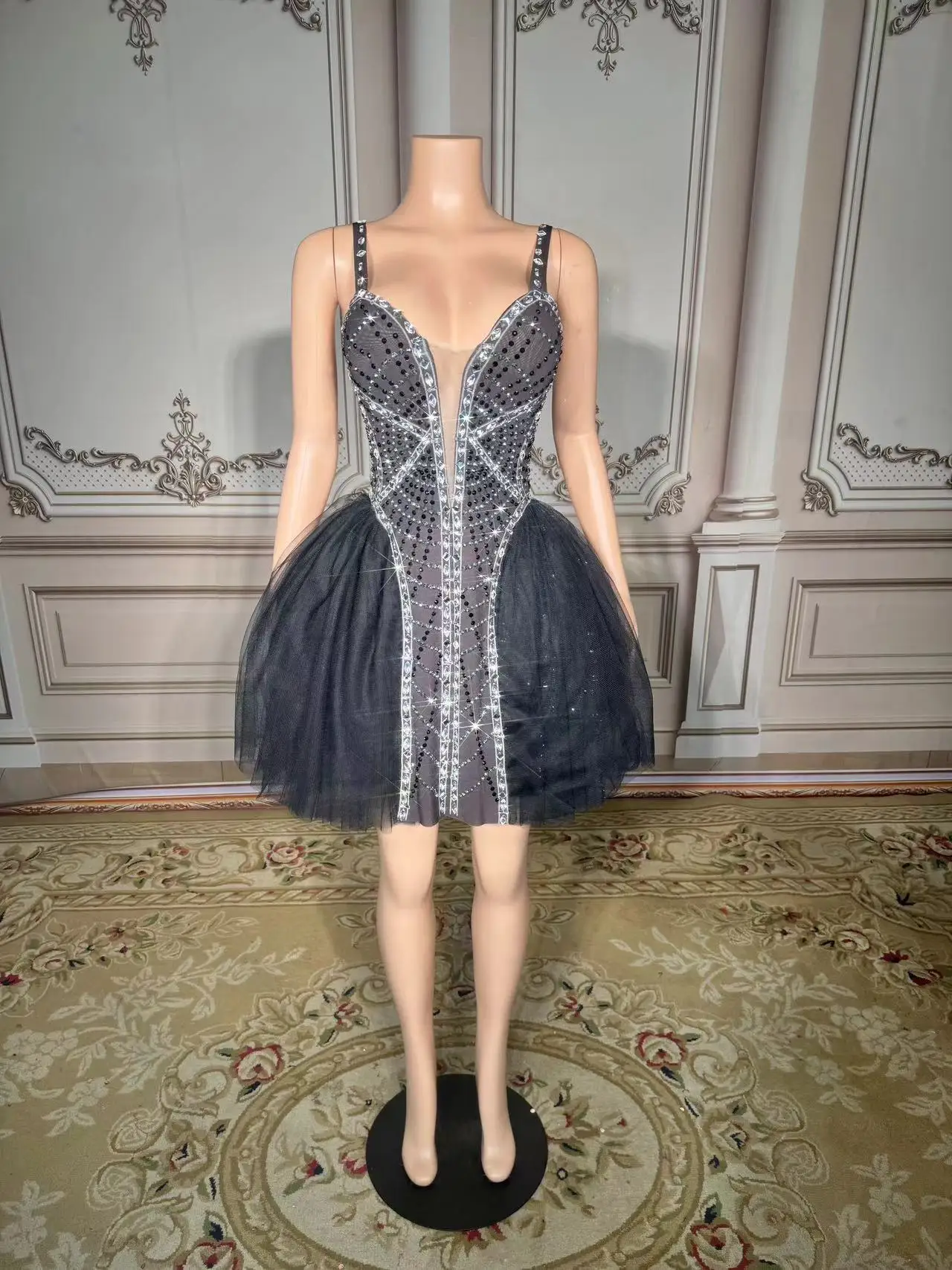 

Newst Beading Mesh Cocktail Dress Deep V-neck Crystals A Line Prom Party Gowns Pretty Sleeveless Tulle Homecoming Dresses