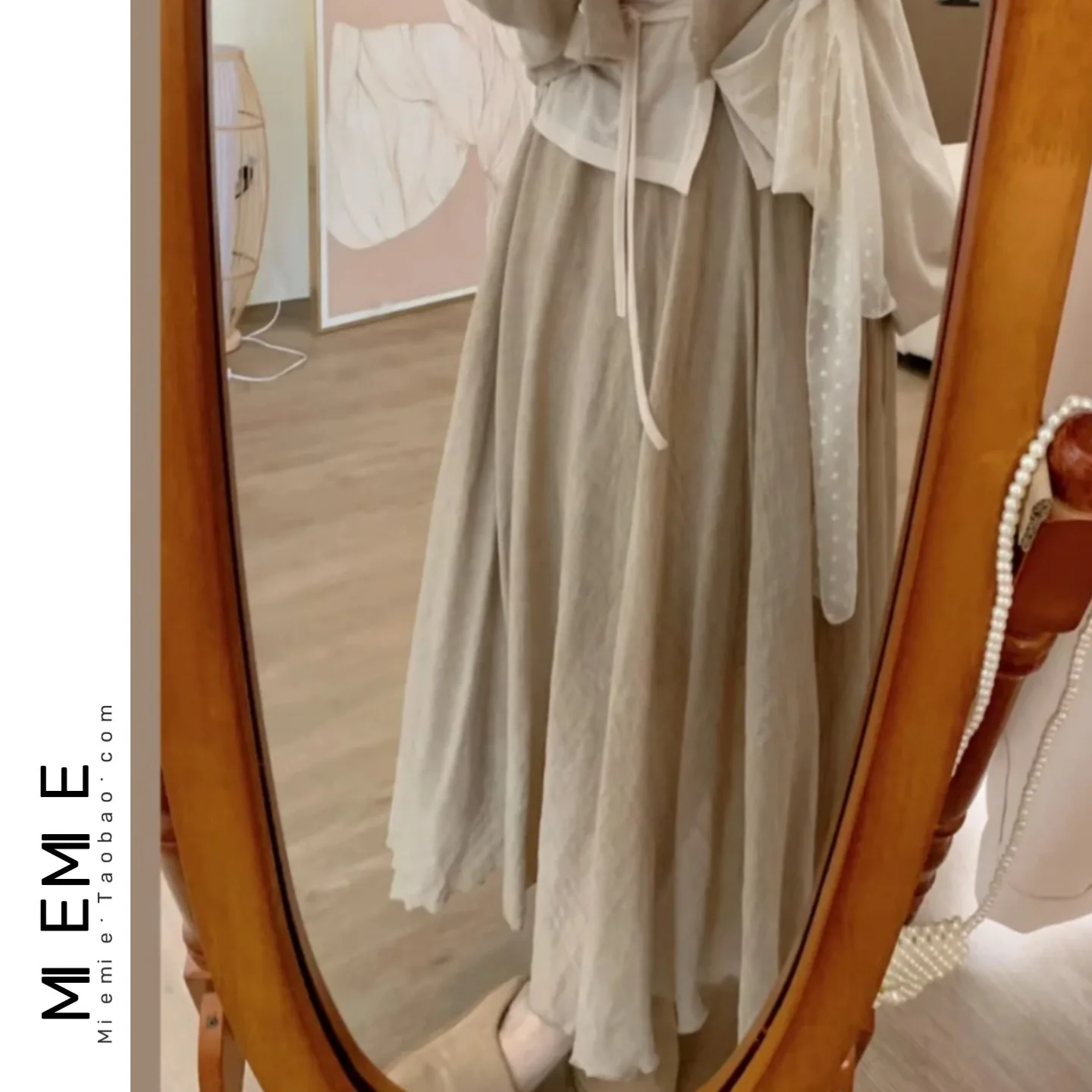 

Длинная юбка-полусолнце с эластичным поясом, асимметричным подолом, текстурой «фог» и эффектом предварительной обработки от морщин, цвет «фасолевая паста»