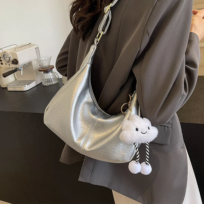 대용량 2024 새로운 캐주얼 틈새 디자인 여성의 어깨 Crossbody 가방 여름 통근 만두 가방