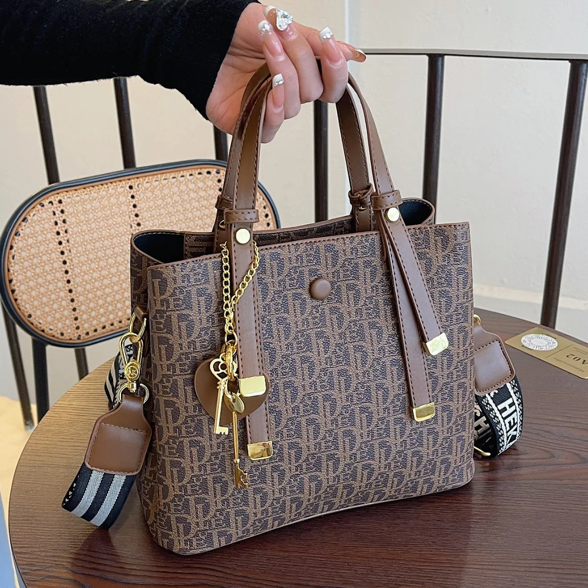 Monogramm-Beuteltasche für Damen, geräumige Canvas-Tragetasche mit verstellbarem Riemen, elegante Schulterhandtasche für den täglichen Gebrauch, Reisen, Strand