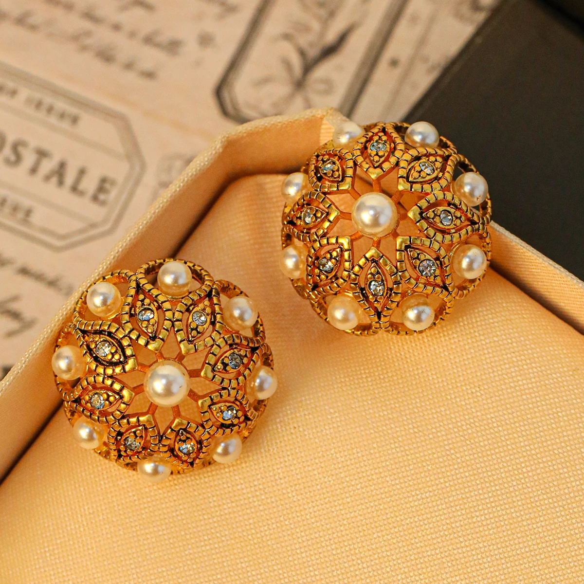 Vintage Court Carved Openwork Pearl Stud Earrings Elegant French Medieval Vintage Bud Earrings for Women Birthday or Party Gifts