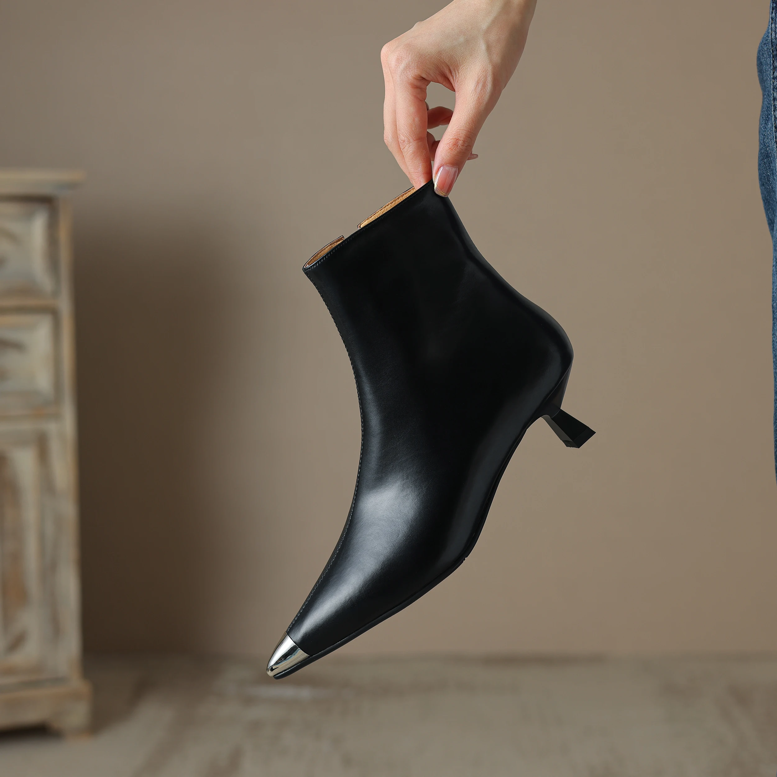 Damskie botki ze skóry naturalnej z metalowym szpicem, na niskim obcasie, zapinane na zamek, eleganckie szpilki, duże rozmiary.