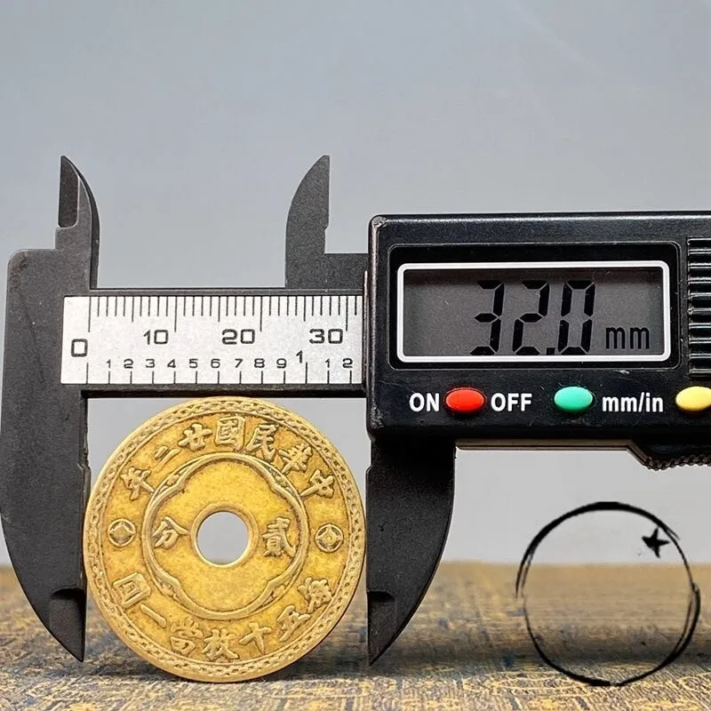 In the 25th year of the Republic of China, every 50 pieces were used as a round brass-coated copper coin with four-leaf clover c