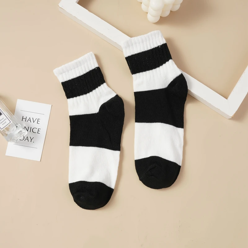 Chaussettes à rayures noires et blanches pour femmes, pentagramme brodé, mode printemps et automne, chaussettes de sport décontractées, chaussettes en coton pour femmes