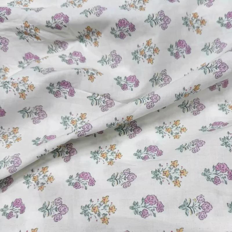 

100% хлопковая ткань, мягкая, приятная для кожи, с фиолетовым цветочным принтом, дышащая, для рубашек, платьев, детской одежды, скатертей, штор, материал для пошива.