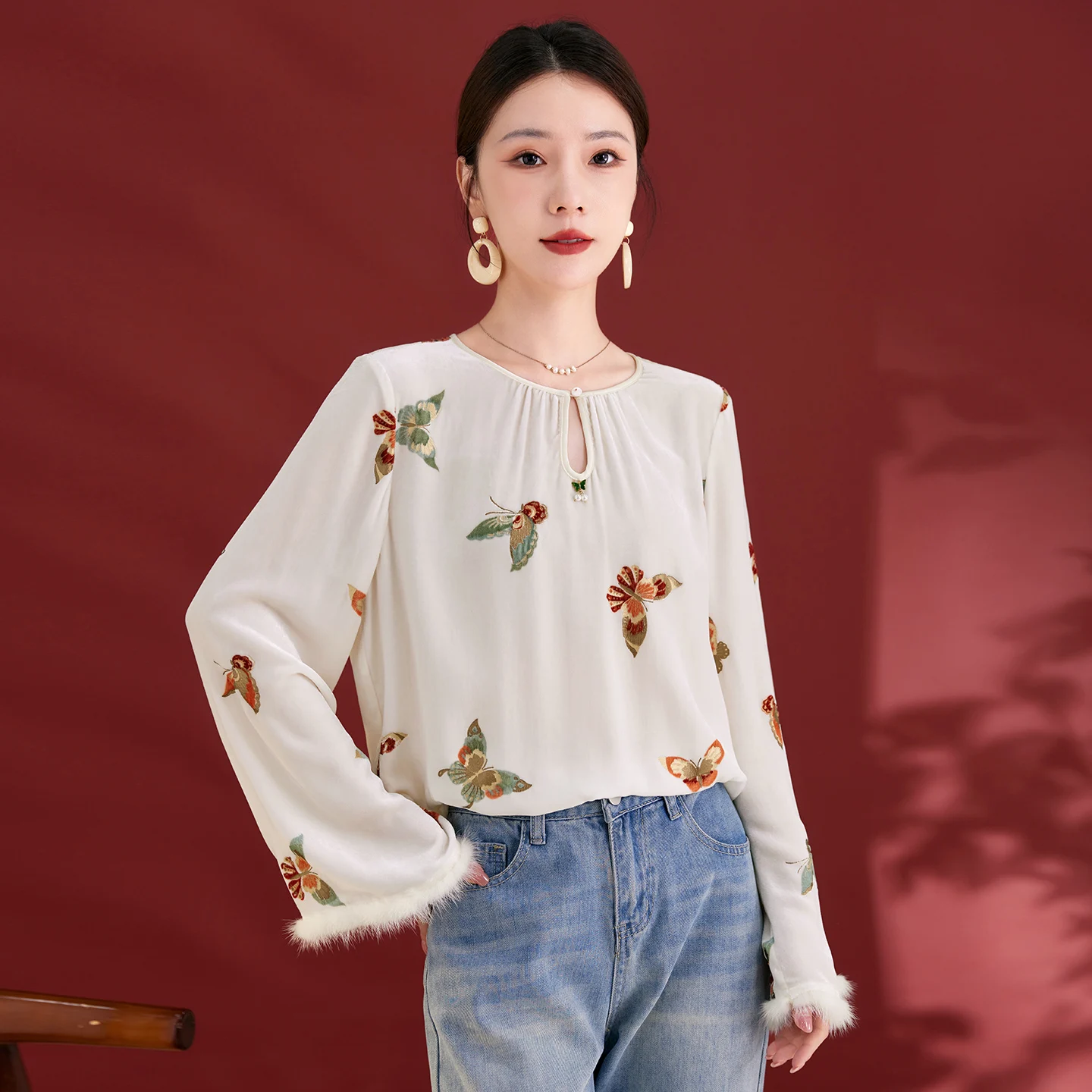 

Новая осенне-зимняя вельветовая футболка с акварельным принтом, свободного кроя, стильная, с люксовым фольгированным принтом, с длинным рукавом, высококачественная шелковая блузка