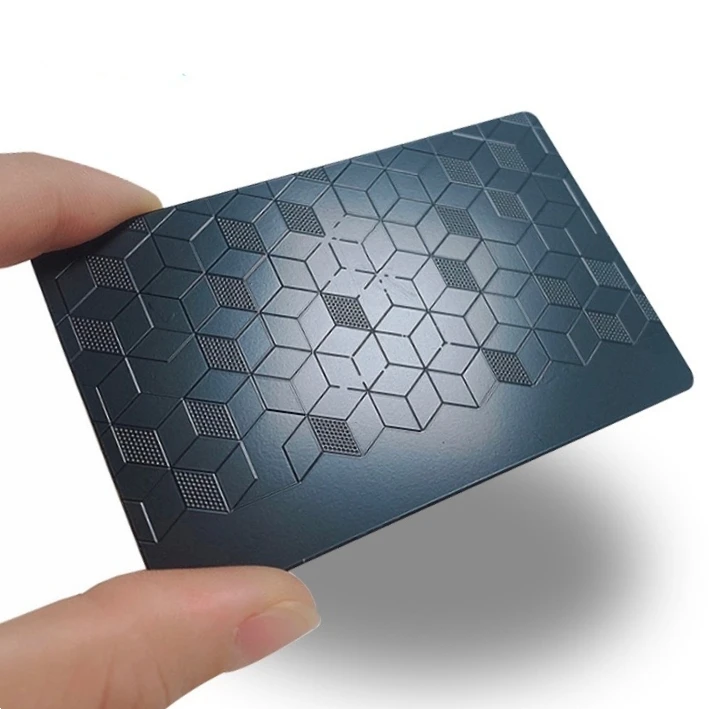 การสอบถามที่กําหนดเอง ราคาโรงงาน พื้นหลังแรเงาตารางแบบกําหนดเอง นามบัตรโลหะสีดําพร้อมข้อความสีทองแกะสลัก Vip Metal Blac