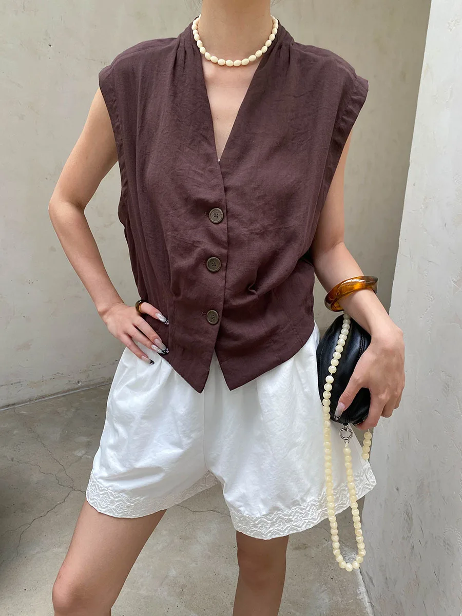 Sommerliche Damen-Weste in unifarbenem, lässigem Design mit Schultertasche, plissiertem V-Ausschnitt und ärmellosem Schnitt. – Detail 16