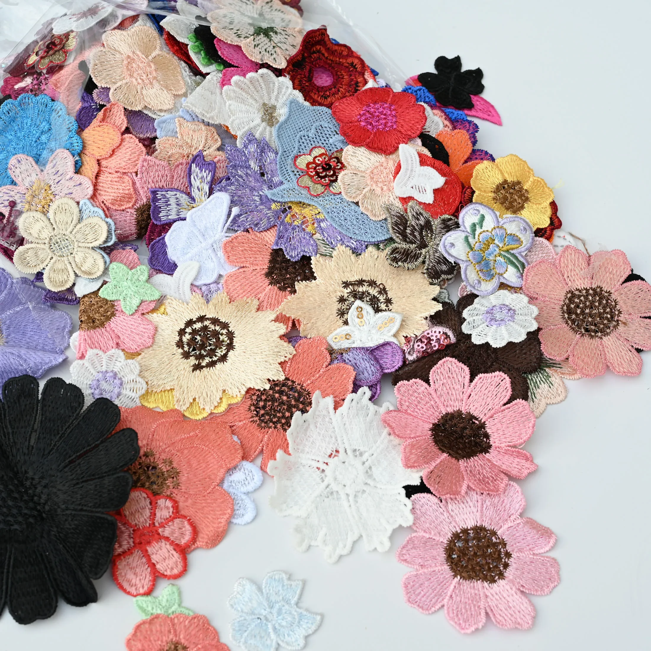 100pc/lot Wholesale Flower Embroidery Patches for Clothing DIY Sew Embroidered Parches Appliques Jackets Decoration Parch Ropa