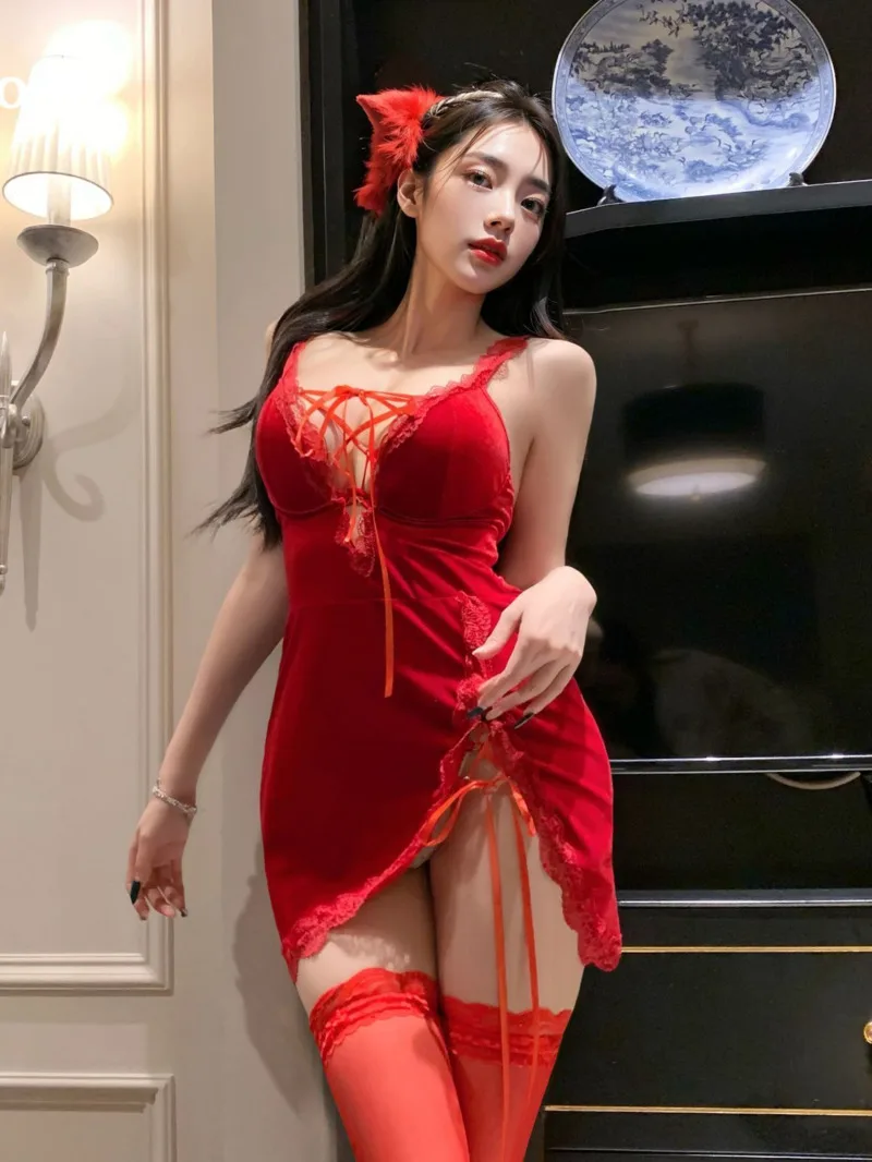 

Сексуальное бархатное сексуальное облегающее платье-бретелька с открытой спиной и перекрестной шнуровкой для девочек, элегантное красное милое тонкое мини-платье на бретельках 2025 FUE4