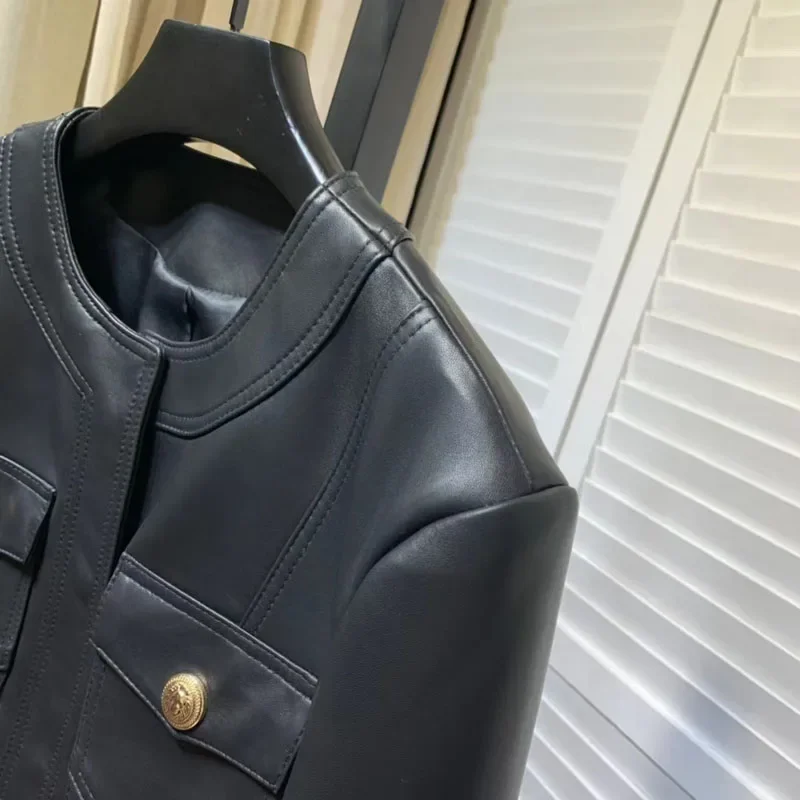 Mode und Luxus Mantel Frauen Frühling und HerbstO-Neck Kragen ultrakurze Länge echtes Leder Jacke Plissee Technologie