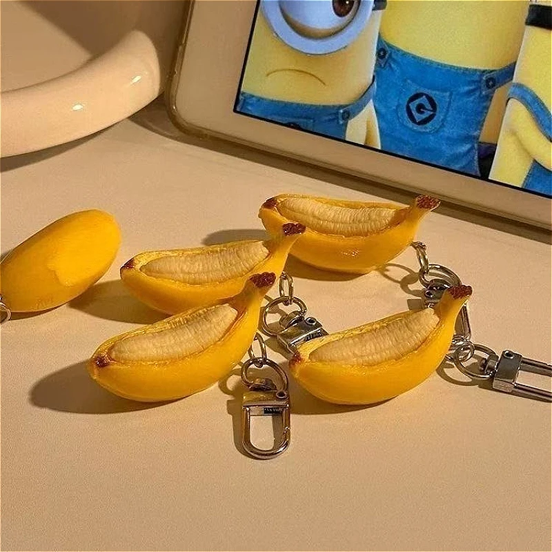 2 Llaveros Creativos 3D con Forma de Banana Semipelada, Bonito Llavero de Fruta de Dibujos Animados, Divertido Colgante para Bolso, Llavero de Coche de Moda