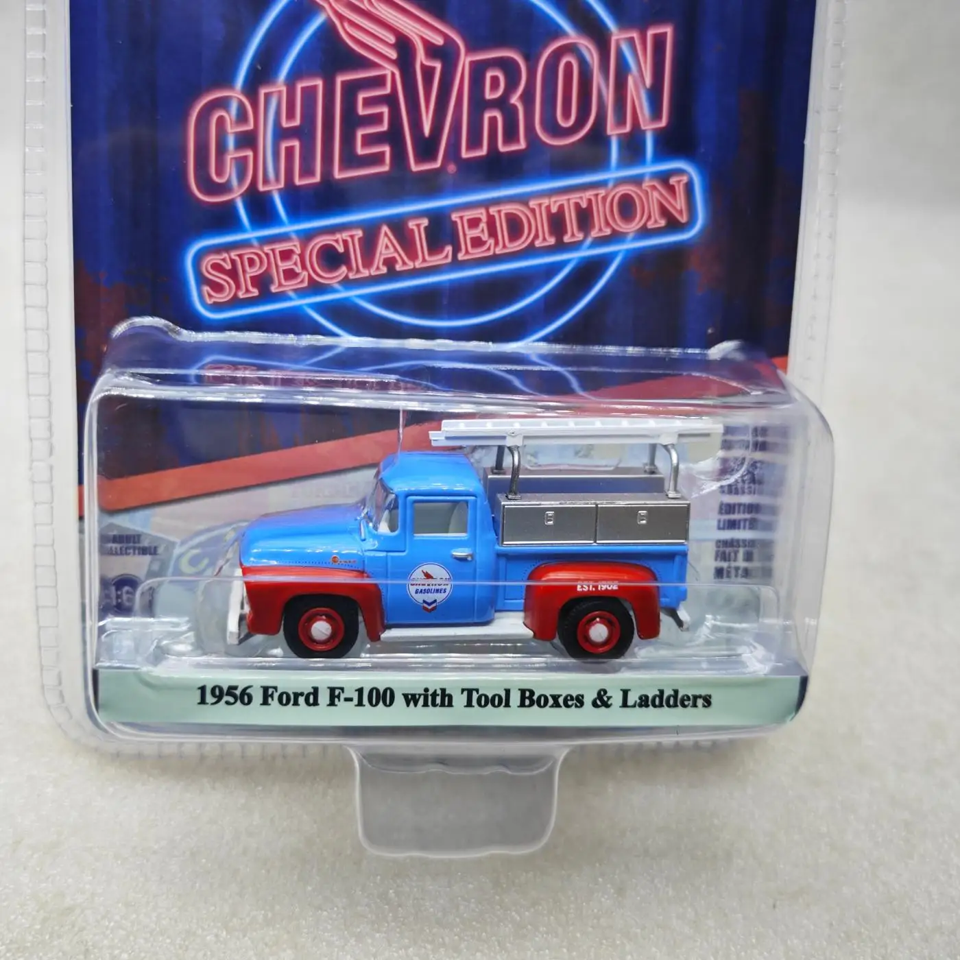 Greenlight 1:64 Chevron Special Edition Serie 1–2016, Ford F-100 & Werkzeugkasten und Leiter