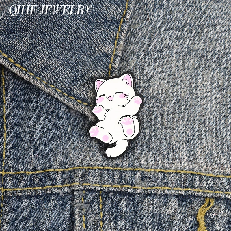 Kawaii Pink White Cat Enamel Pin Cartoon Happy Smiling Expression Pink Paw Blush Cat Brooch Lapel Badge Jewelry Gift for Friends