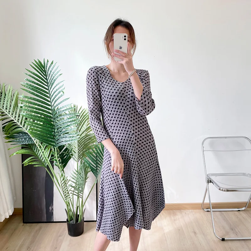 

2022 summer new gray V-neck three-quarter sleeve bottoming skirt Miyake pleated polka dot loose large size basic dress for women