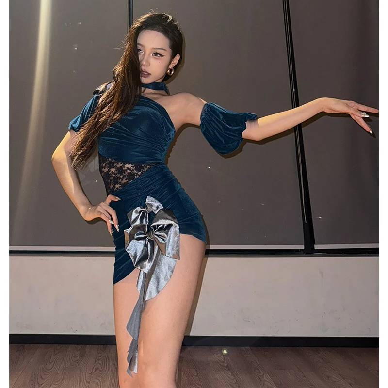 Latin Dance เสื้อผ้าผู้หญิงลูกไม้ไม่สม่ําเสมอสั้นชุดปาร์ตี้ Salsa Rumba เต้นรําผู้ใหญ่ฝึกชุด DNV24250