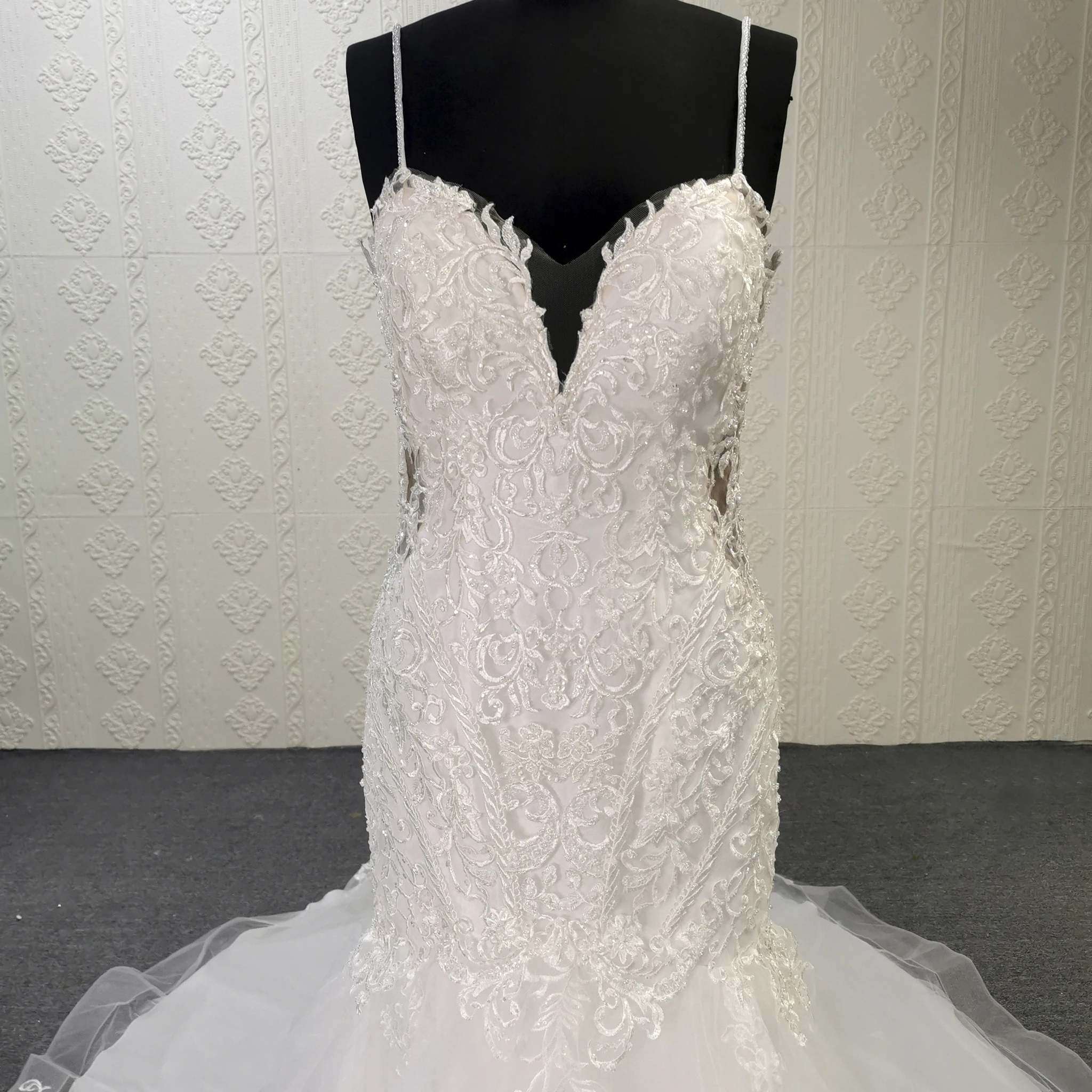 Rosymae Glorious Trompeten-Brautkleid mit tiefem Illusion, V-Ausschnitt, perlenbesetzten Spitzenapplikationen, gerüschter Tüll-Organza-Rock, Horseh