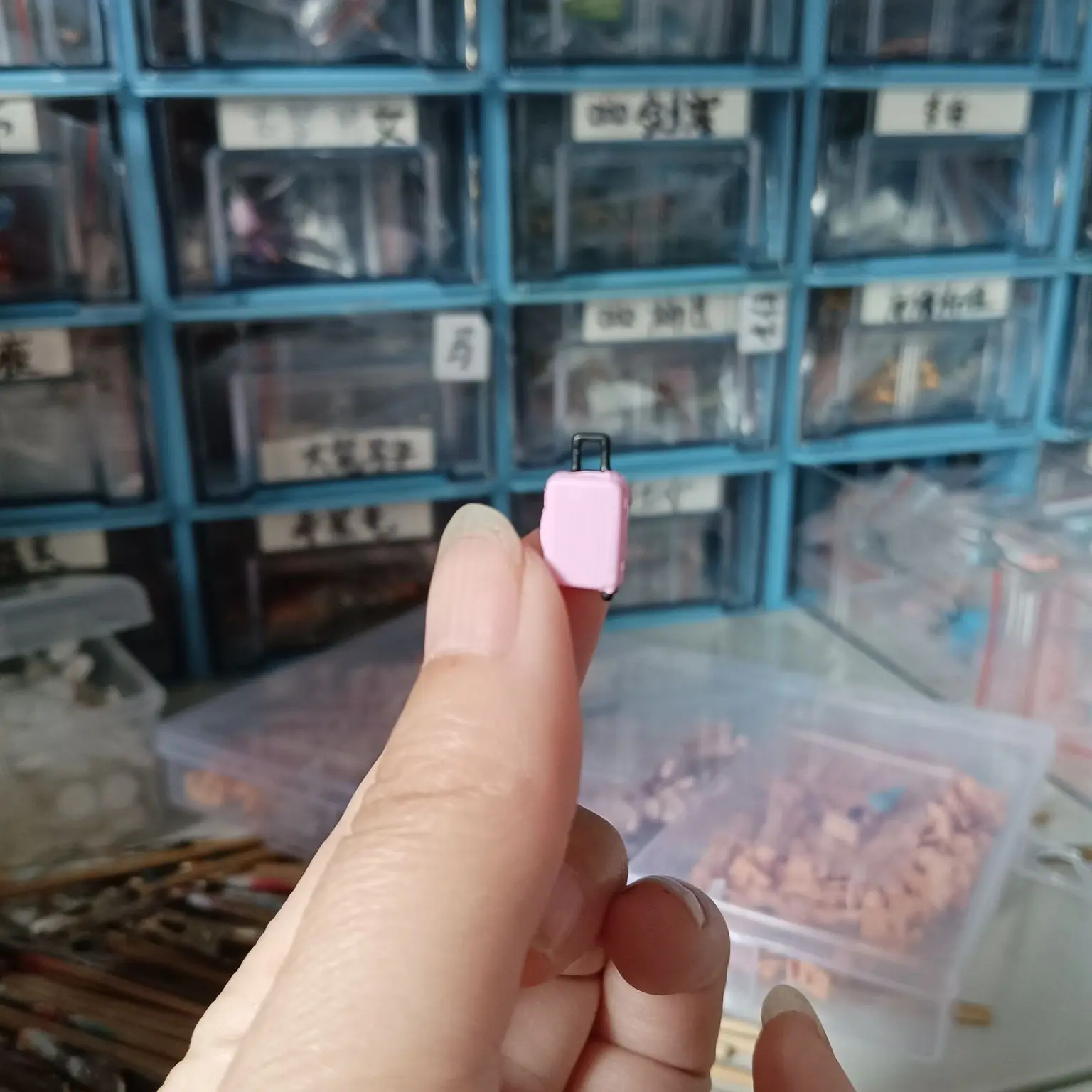 Bandeja de arena, modelo de microtomo, figura de juguete, hermosa chica con adorno de maleta, 2,7 cm, 1/64