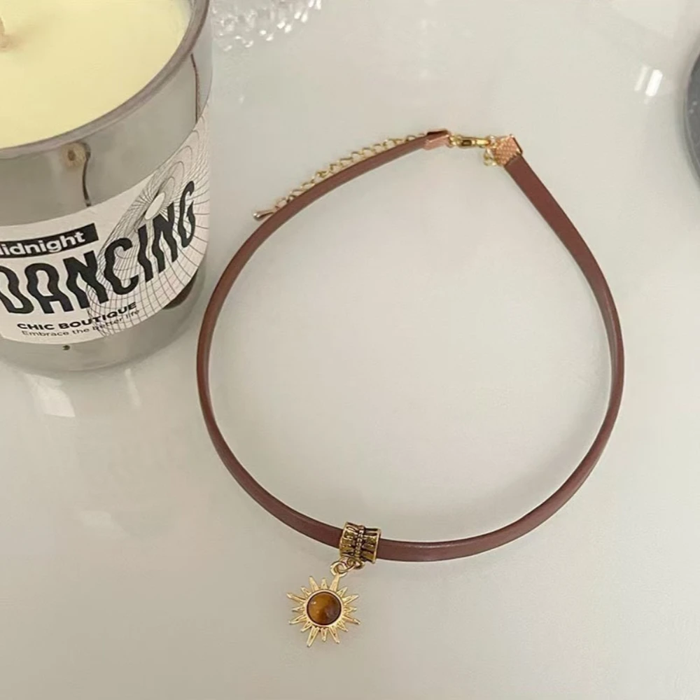 خمر حجر الشمس قلادة القلائد البني بولي Leather الجلود المختنق قلادة للنساء الفتيات العصرية الخريف الشتاء هدايا مجوهرات الأزياء