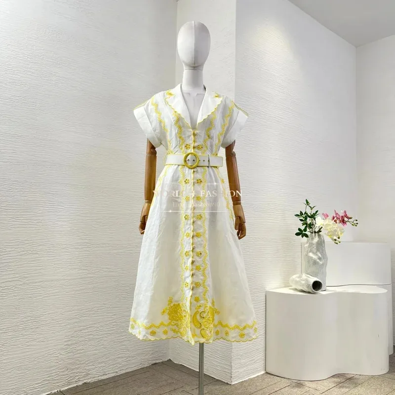 ชุดเดรสผ้าลินินสีเบจเหลืองอ่อน แขนสั้น ปักลาย ความยาวปานกลาง สำหรับวันหยุดพักผ่อน ชุดเดรสผู้หญิง ใหม่ ซัมเมอร์ 2025 คุณภาพสูง