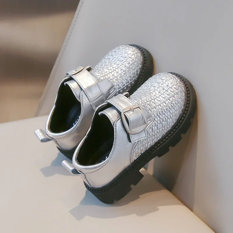 

Girls Kids Sandals Shiny Leather New Hot Soft Surface Comfortable Low Heels 2026 New Fashionable Children's School Shoes
