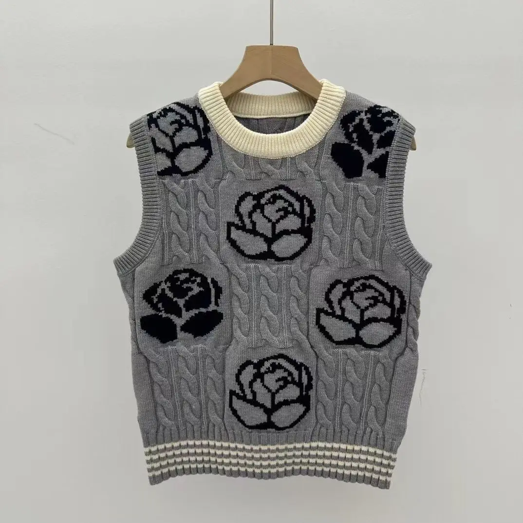 2025 simple casual fashion new women's waistcoat sweater vest heavy knitting sleeveless sweater vest to wear