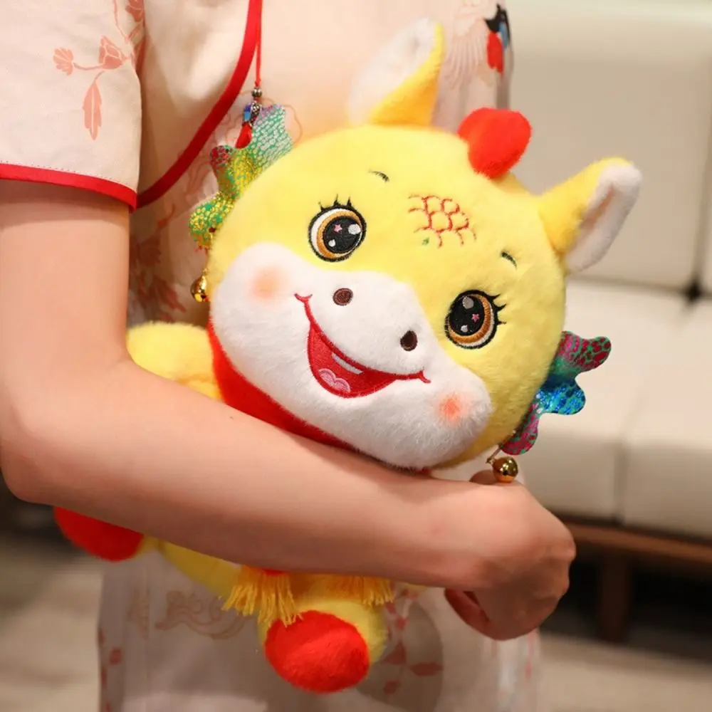 

2026 год лошади, фигурка зодиакальной лошади, мягкая набивка с буквенным принтом, счастливый пони, плюшевые игрушки, 22 см, декоративный талисман года лошади