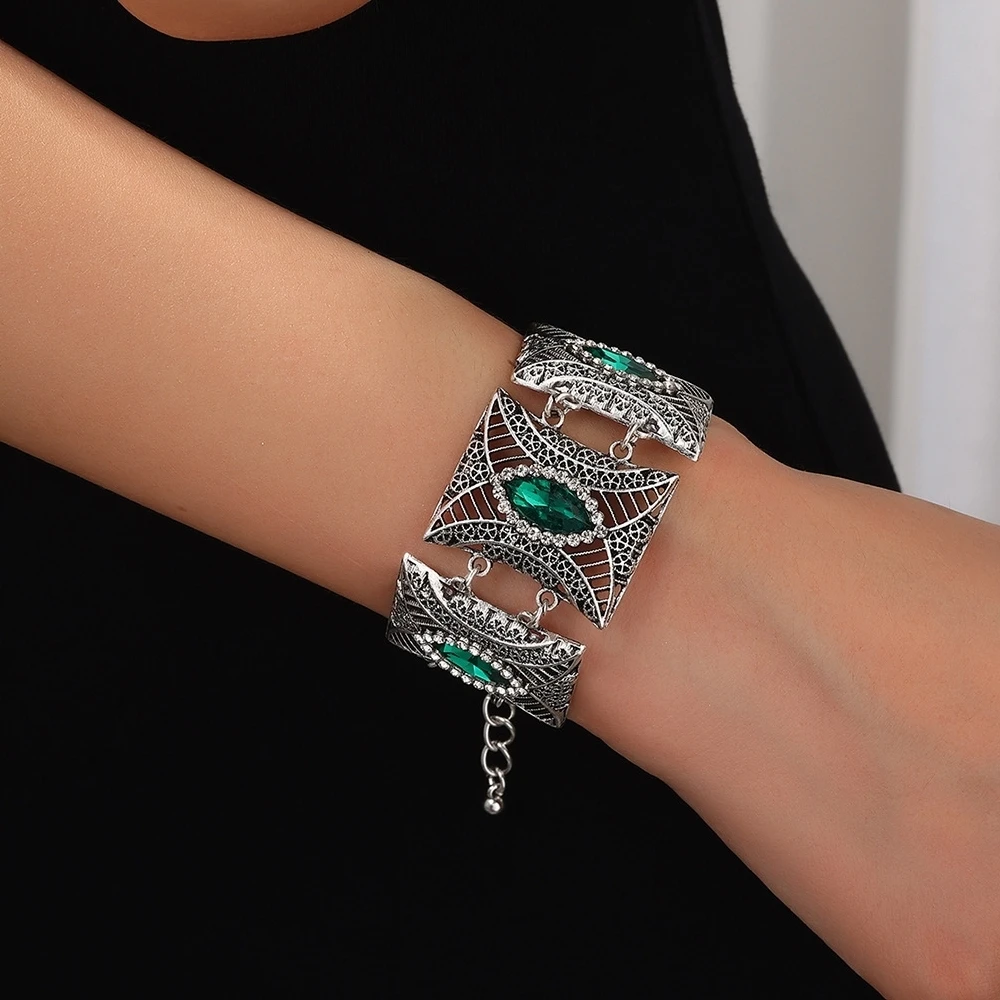 Nepalese Ethnic Style Retro Antique Silver Color Alloy Hollow Rhinestone Crystal Gems Bracelet For Women Daily Wear Accessories