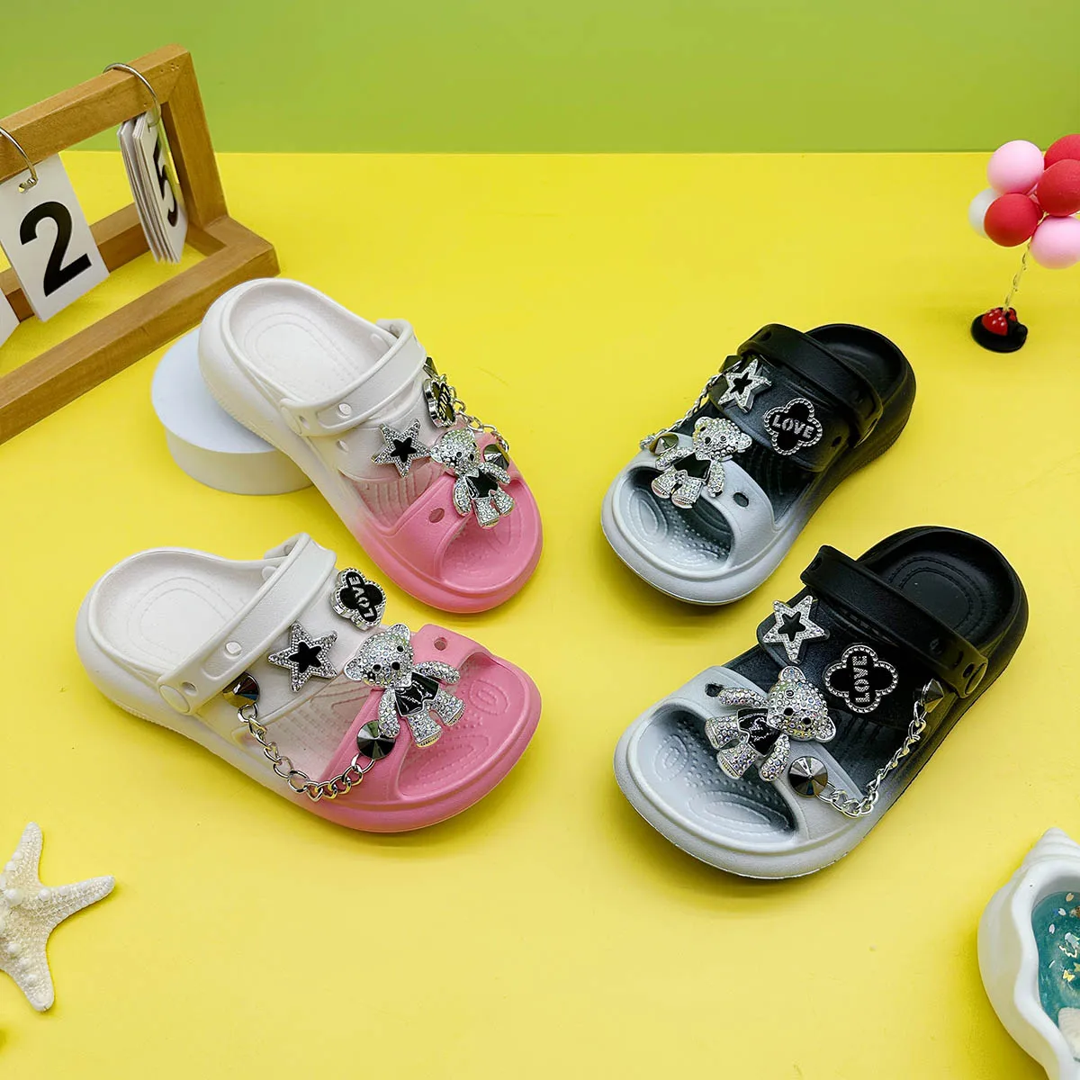 

Fashion Popular Cartoon Colored Diamond Bear Slippers New Double Color Matching Flats Bottom Boys and Girls Non-Slip Soft Bottom Sandals 811