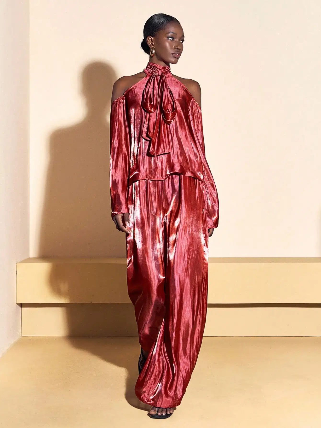 Rode satijnen top met strikband en off-shoulder top en broek met wijde pijpen voor feesten, cruises, elegante gelegenheden