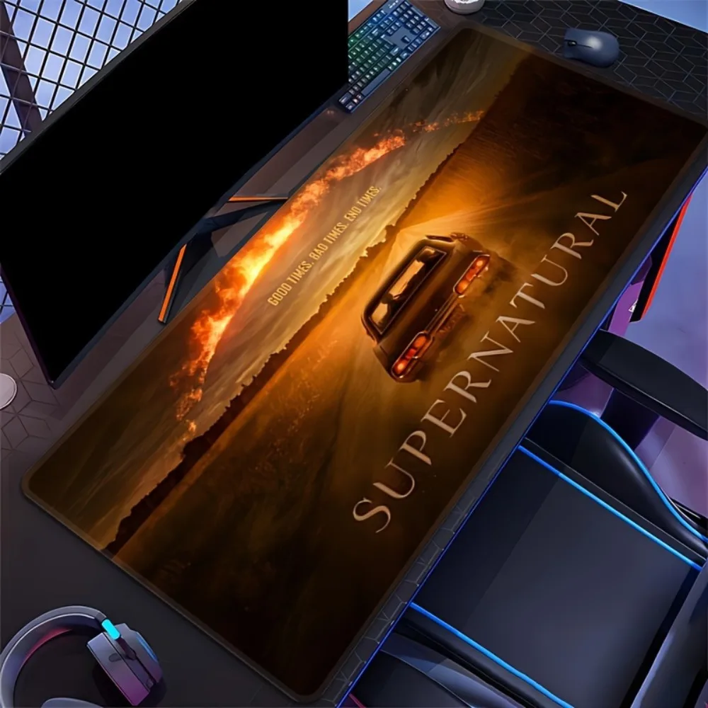 Retro Car Sunset Chase Gaming Mouse Pad - XXL Large Desk Mat with Stitched Edges, Non-Slip Rubber PC Gamer Gift