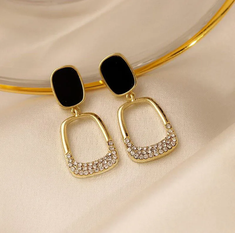 Korean Style Zircon Black Resin Square Ear Studs for Women Elegant Luxury Geometric Earrings Fashion Trends Jewelry Gifts