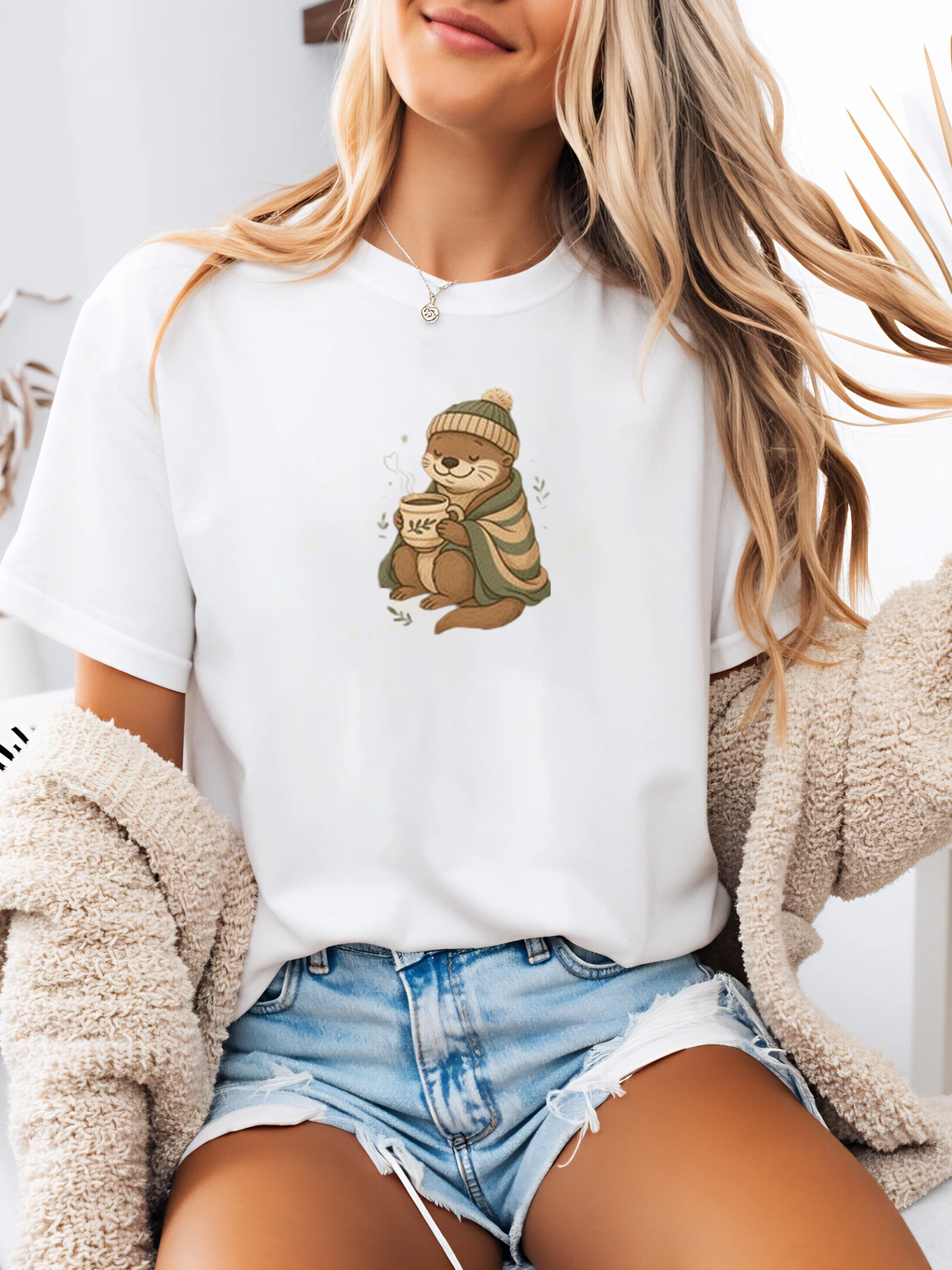 カワウソとコーヒーカップ 冬休みプリント Tシャツ レディース カジュアルウェア 居心地の良いホームウェア ホワイト プラスサイズ