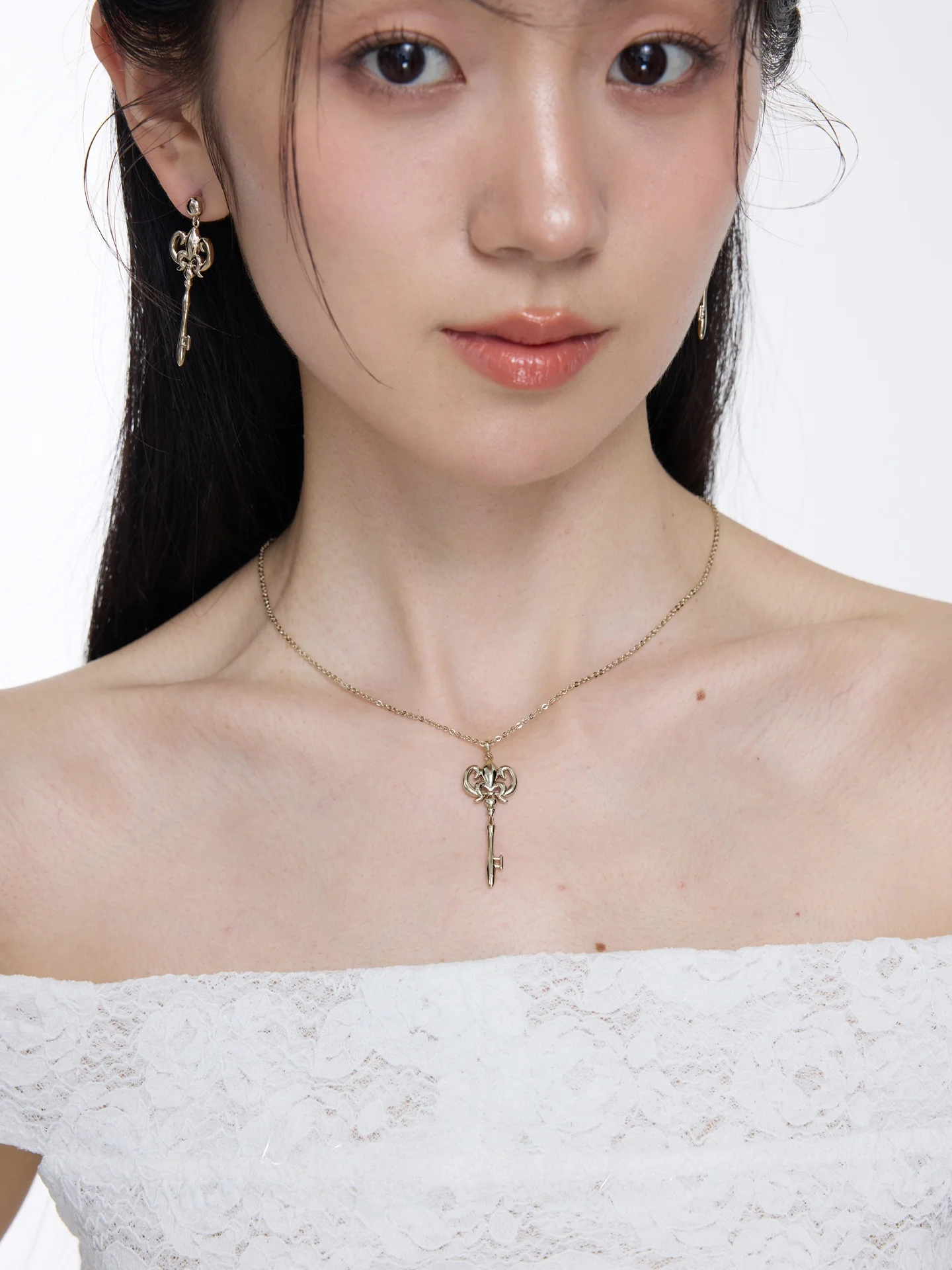 シャンパンゴールド中空ハートキーネックレスオリジナルデザイン高級ヴィンテージイン女性の鎖骨チェーンファッションジュエリー