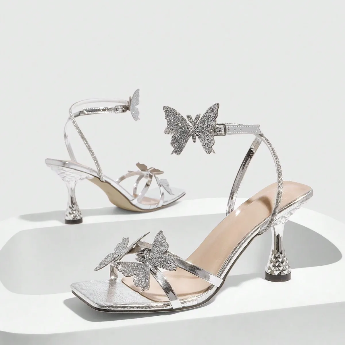 Весна и осень 202, последние женские легкие роскошные великолепные современные сандалии, летние элегантные серебряные сандалии на шпильке, повседневные сандалии