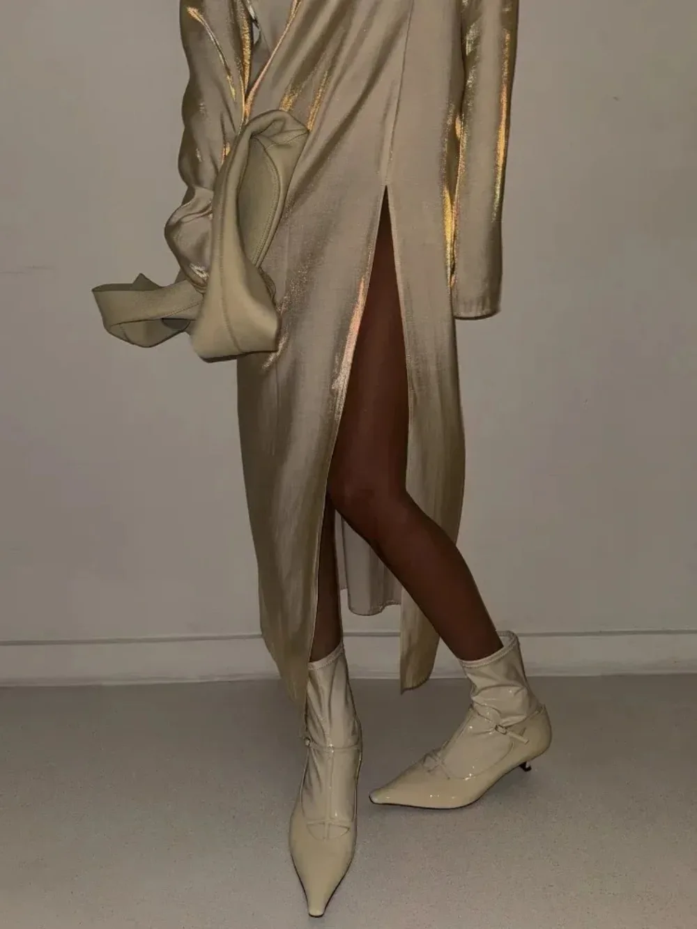 2025 moda de verano nuevo vestido elegante de mujer dorado brillante con cuello en V dividido Sexy estilo callejero levante vestido largo