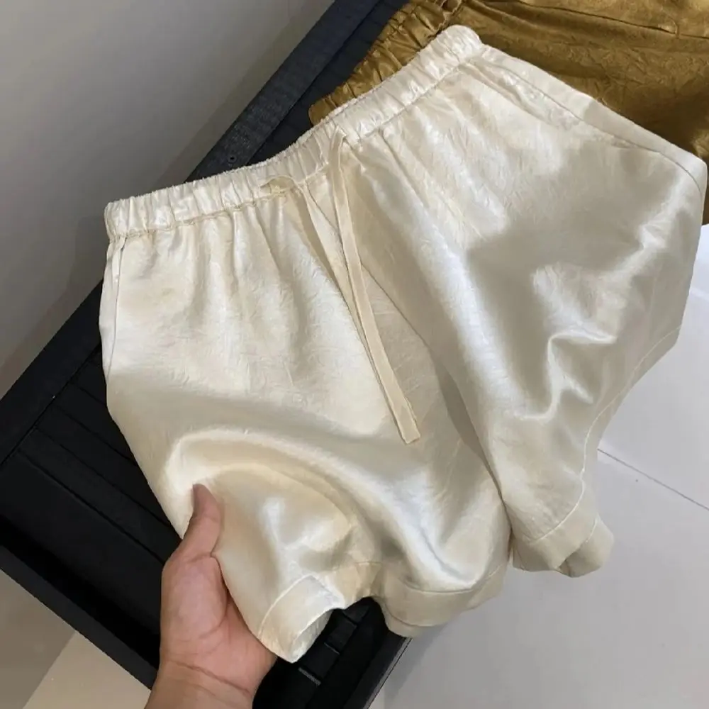 Женские однотонные атласные шорты с текстурой ледяного шелка, летние универсальные свободные гладкие женские повседневные универсальные шорты с эластичной резинкой на талии Женские однотонные атласные шорты с текстурой ледяного шелка, летние универсальные свободные гладкие женские повседневные универсальные шорты с эластичной резинкой на талии