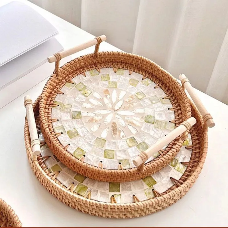 

Vintage Rattan Weaving Shell Tray Handmade Basket with Wood Handle Bohemia Ethnic Style Storage Box for Snack Fruit Home Decor