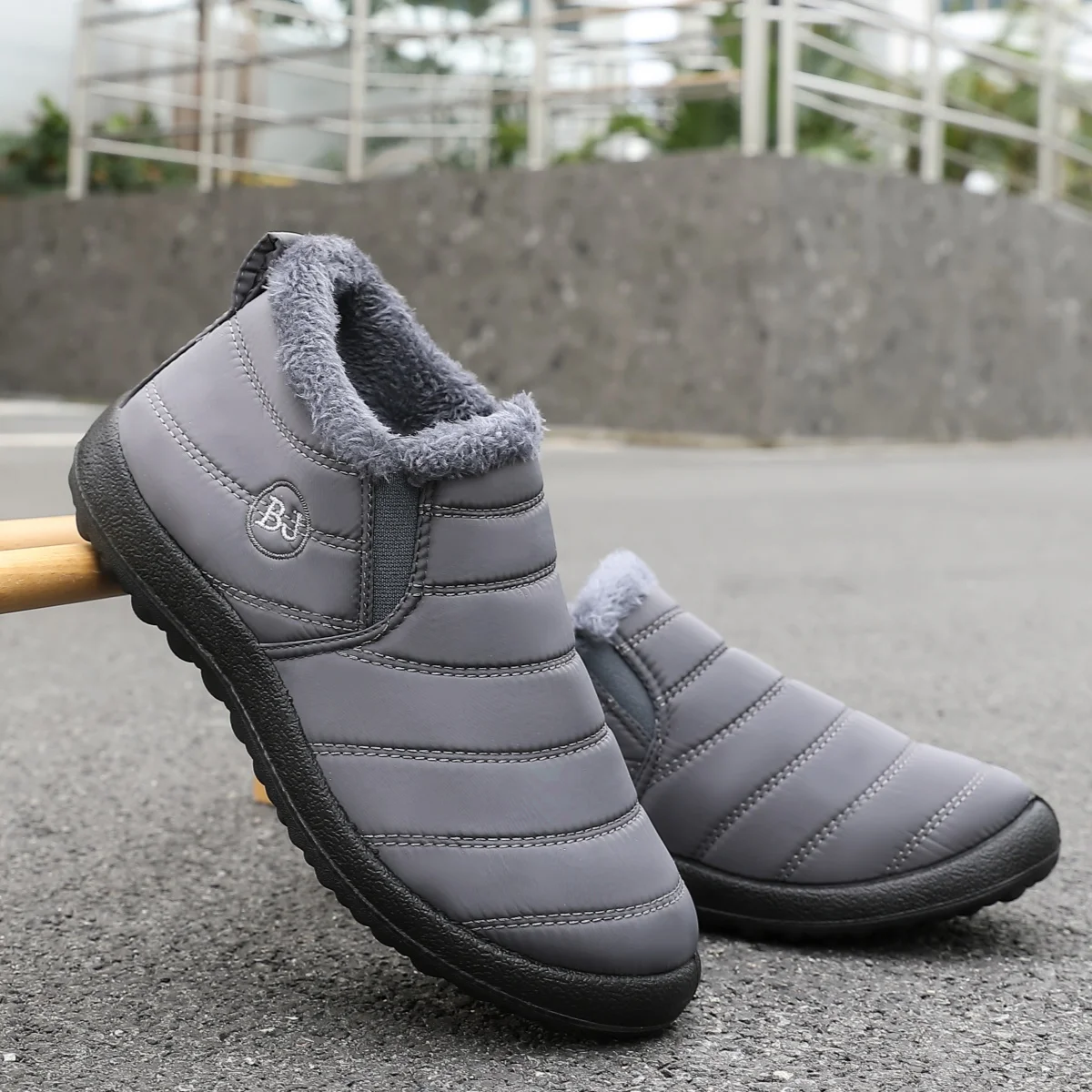 Herren-Slip-On-Stiefeletten: stilvolle, bequeme Winterstiefeletten, die warm, trendig, klassisch und vielseitig sind. – Detail 9