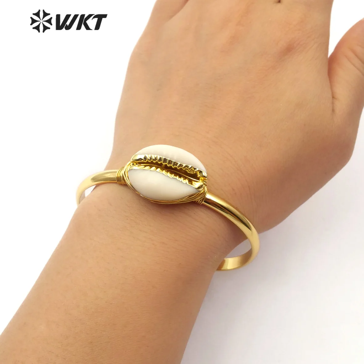 WT-B490 Amazing Beautiful Shell In Middle Women Gold Electroplated Bangle For Women Daily Special Gift