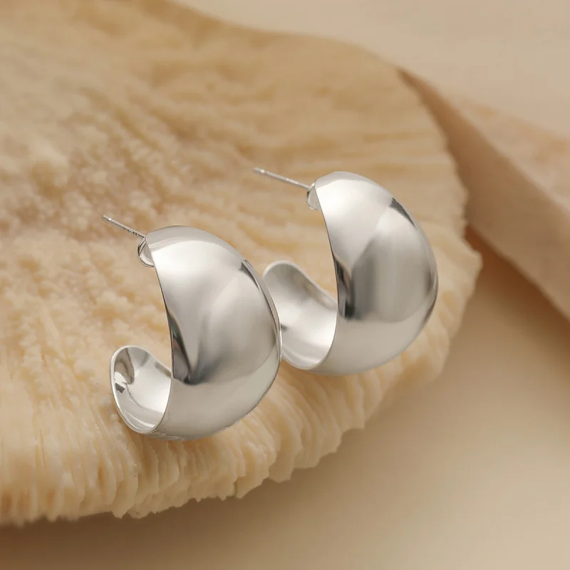 

Minimalist Copper Plated 18K Gold Smooth Personality for Women European and American Niche Versatile C-Shaped Earrings